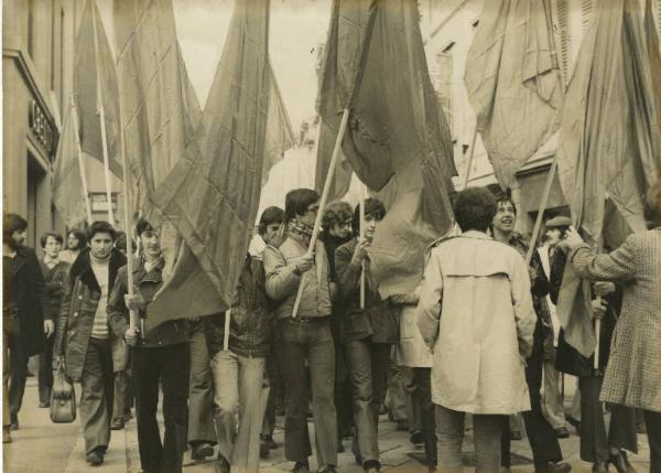 Reggio Emilia - Manifestazione antifascista degli studenti - Corteo di giovani con bandiere