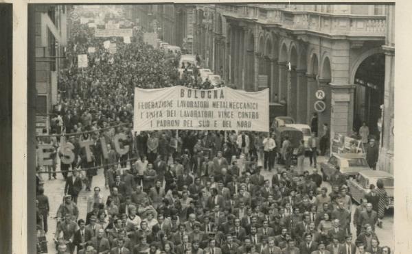 Bologna - Manifestazione antifascista - Corteo con striscione della Federazione Lavoratori Metalmeccanici e cartelli - Insegne