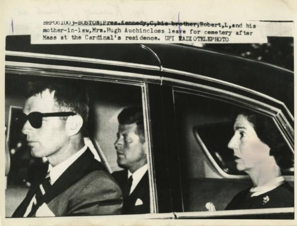 Boston (Massachusetts) - Funerali di Patrick Kennedy - Robert Kennedy, J. F. Kennedy, Mrs. Hugh Auchincloss in automobile si avviano verso il cimitero - Lutto
