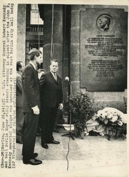 Berlino Ovest - Robert Kennedy e Willy Brandt osservano la lapide in memoria di John F. Kennedy - Commemorazione