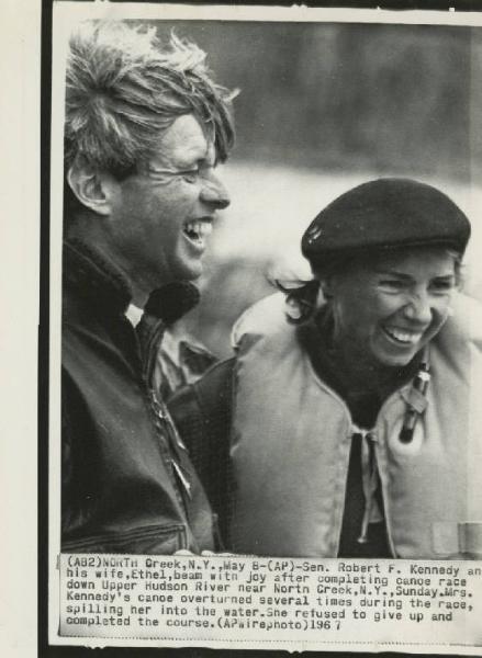 North Creek (New York) - Robert Kennedy e la moglie Ethel ridono al termine di una gara di canoa