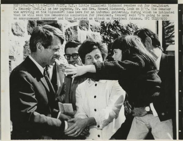 Kings Point (New York) - La piccola Elizabeth Richmond, in braccio al padre Howard Richmond, tende le braccia verso Robert Kennedy - Giornalisti
