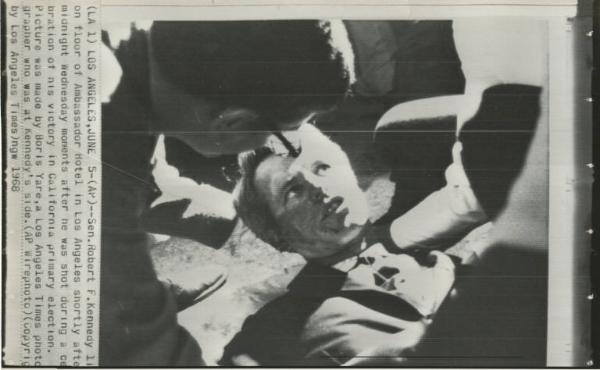 Los Angeles - Omicidio di Robert Kennedy - Hotel Ambassador: interno - Robert Kennedy ferito a terra