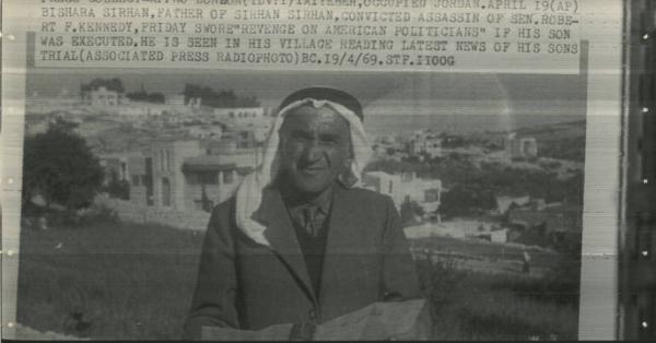 Taibe (Giordania) - Omicidio di Robert Kennedy - Bishara Sirhan legge un giornale