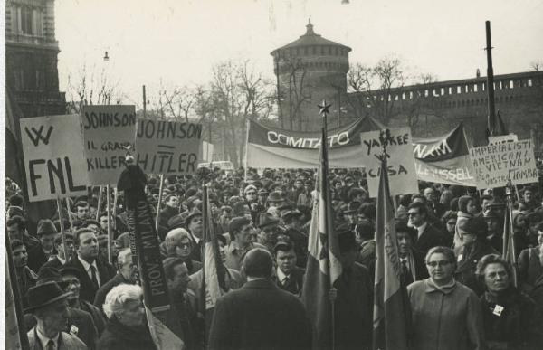 Milano - Largo Cairoli - Manifestazione per il Vietnam - Corteo con cartelli e bandiere - Sullo sfondo il Castello Sforzesco