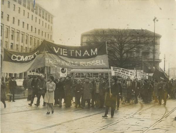 Milano - Piazza XXIV Maggio - Manifestazione per il Vietnam - Corteo con cartelli, striscioni e bandiere