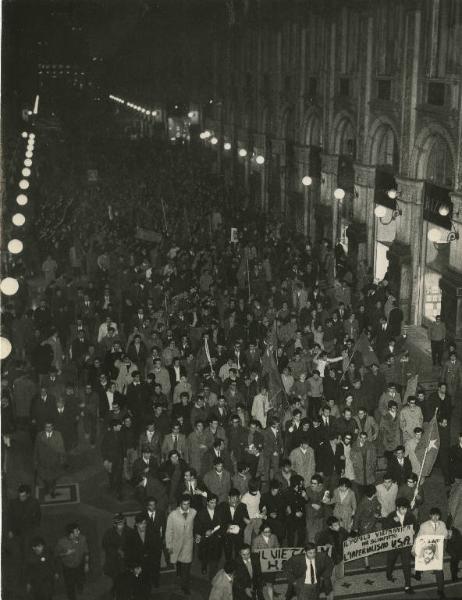Milano - Galleria Vittorio Emanuele - Manifestazione per la fine dei bombardamenti in Vietnam - Corteo notturno