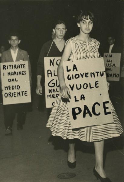 Milano - Consolato americano - Manifestazione per la pace - Donna e uomini con cartelli