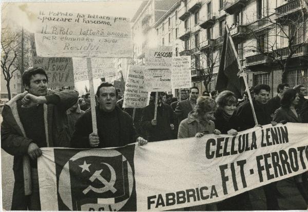 Milano - Manifestazione contro il fascismo - Corteo con cartelli e bandiere - Palazzi