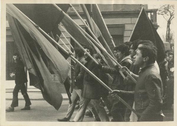 Reggio Emilia - Manifestazione antifascista - Studenti che sfilano con bandiere