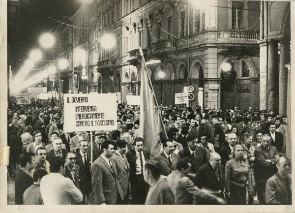 Bologna - Manifestazione antifascista - Corteo notturno con cartelli e bandiere