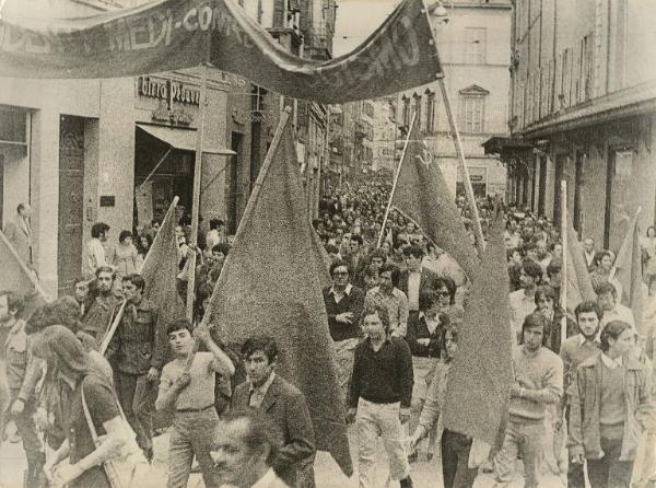 Parma - Manifestazione antifascista - Corteo con bandiere e striscione