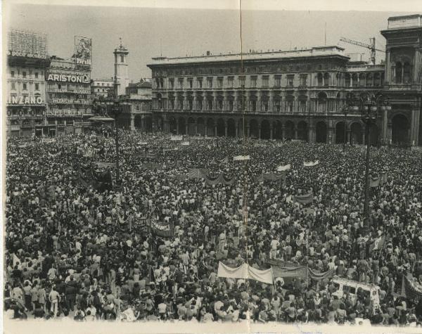 Milano - Piazza del Duomo - Manifestazione per la strage di Brescia - Folla con striscioni - Palazzi - Insegne