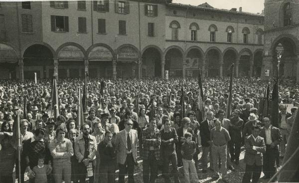 Imola - Piazza Matteotti - Manifestazione antifascista - Folla con bandiere e stendardi