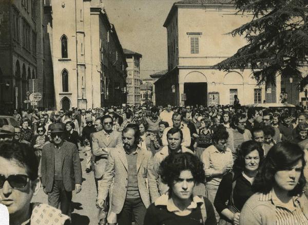 Reggio Emilia - Manifestazione antifascista - Corteo che sfila in strada