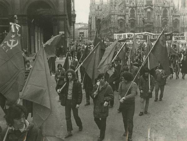 Milano - Piazza del Duomo - Manifestazione antifascista - Corteo di partecipanti al congresso del PCI con bandiere e striscioni