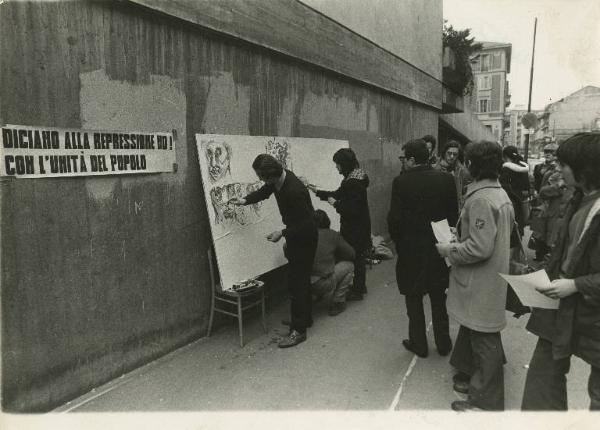 Milano - Via Giusti - Manifestazione antifascista - Artisti di Brera disegnano su pannelli - Cittadini
