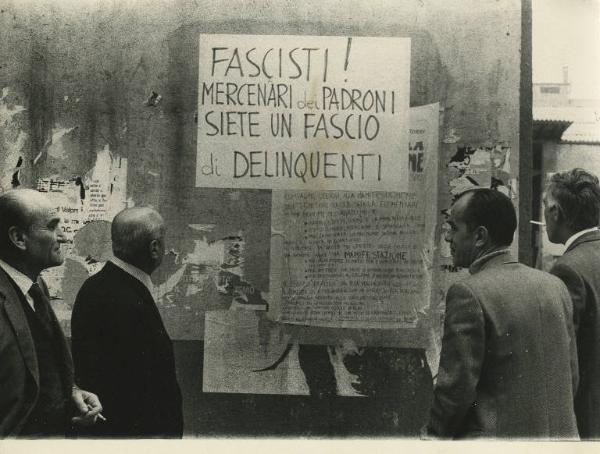 Milano - Manifesto antifascista su muro in strada - Passanti che leggono
