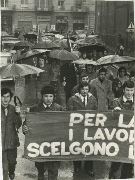 Milano - Piazza Giovanni Bausan - Manifestazione antifascista - Corteo con striscione e bandiere - Ombrelli