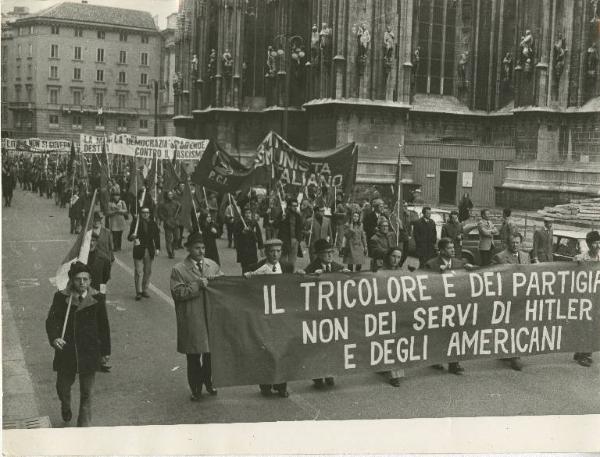 Milano - Piazza del Duomo - Manifestazione antifascista - Corteo con striscioni e bandiere