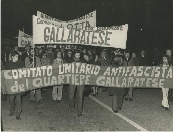 Milano - Quartiere Gallaratese - Manifestazione contro attacco fascista al centro sociale - Corteo notturno con striscioni
