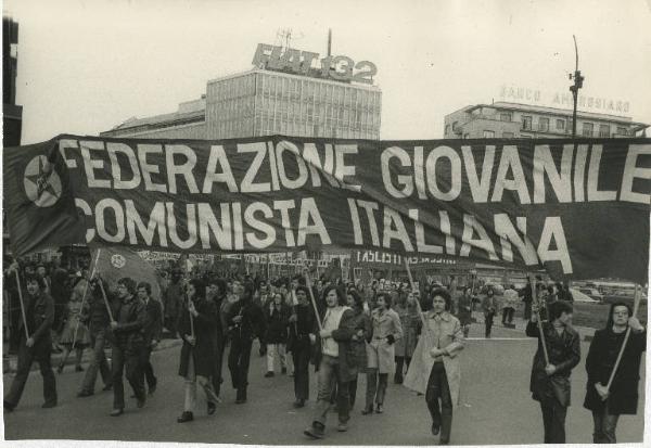 Milano - Piazzale Loreto - Manifestazione antifascista - Striscione FGCI - Giovani con bandiere