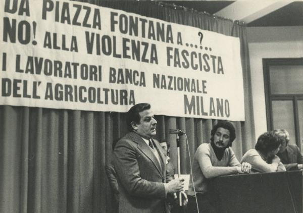 Milano - Banca Nazionale dell'Agricoltura - Oratore sul palco - Striscione contro le violenze fasciste