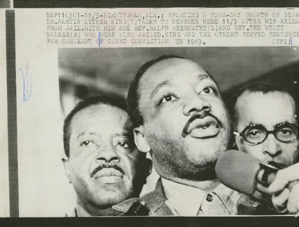 Birmingham (Alabama) - Martin Luther King con Ralph Abernathy (sinistra) e Wyatt Tee Walker (destra) intervistati da giornalisti