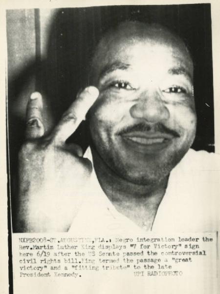 St. Augustine (Florida) - Ritratto maschile - Martin Luther King fa il gesto di vittoria