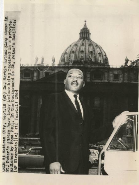 Città del Vaticano - Piazza San Pietro - Ritratto maschile - Martin Luther King davanti la basilica