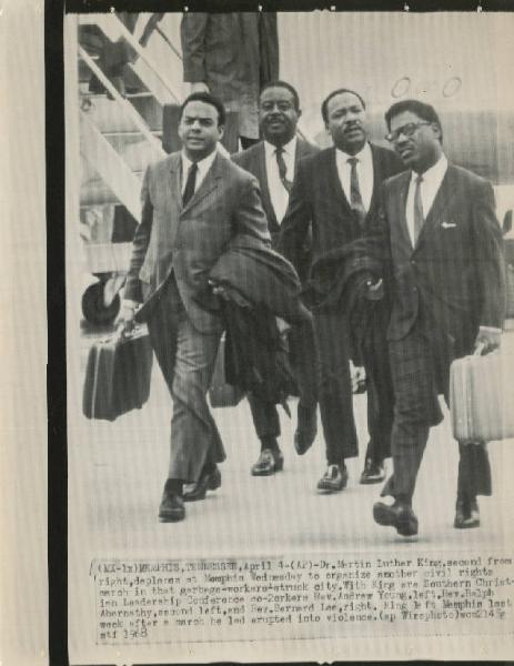 Memphis (Tennessee) - Aereoporto - Martin Luther King insieme a Andrew Young (sinistra), Ralph Abernathy (secondo a sinistra) e Bernanrd Lee (destra)