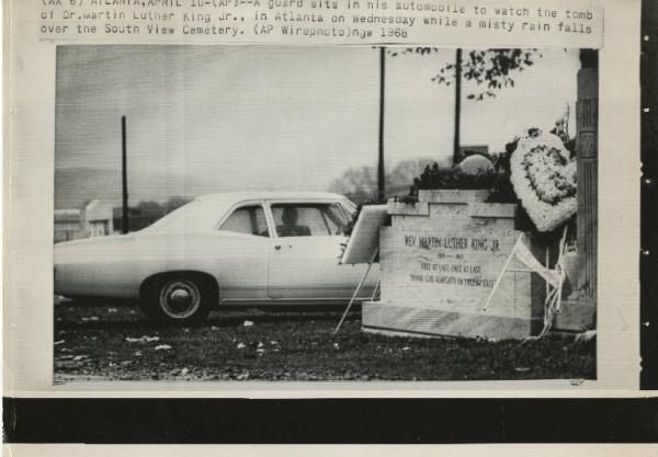 Atlanta (Georgia) - South View Cemetery - Guardia sorveglia tomba Martin Luther King - Corone di fiori - Automobile