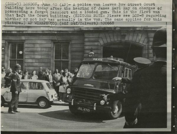 Londra - Omicidio Martin Luther King - Bow Street Court - Furgone della polizia lascia l'edificio - Automobile - Persone