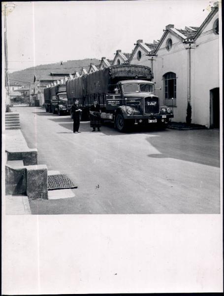 OMITA - stabilimento di Como Albate - camion e addetti davanti agli edifici di produzione