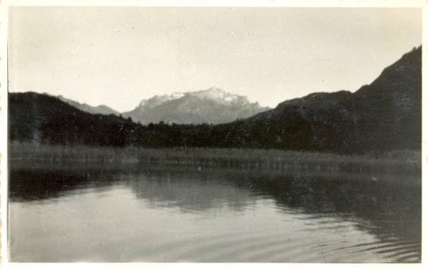 Veduta - sponda di lago con monti sullo sfondo