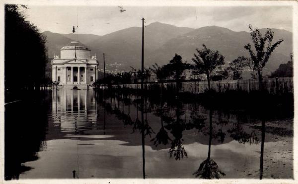 Veduta architettonica - Tempio Voltiano (Como) sullo sfondo dei giardini allagati per l'esondazione del lago