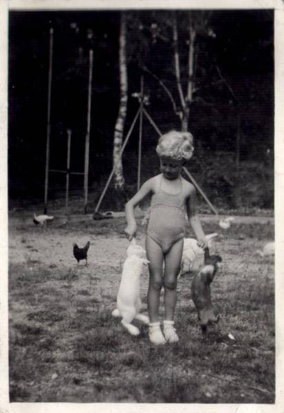 Ritratto infantile - Guido Stucchi bambino con in mano due conigli