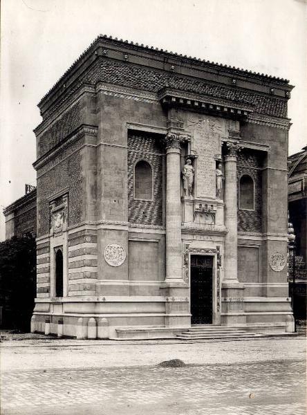 Veduta architettonica - padiglione espositivo dell'Italia all'Esposizione delle Arti Decorative - Parigi 1925 - facciata