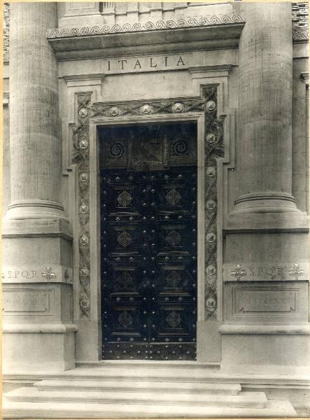 Veduta architettonica - padiglione espositivo dell'Italia all'Esposizione delle Arti Decorative - Parigi 1925 - facciata - porta