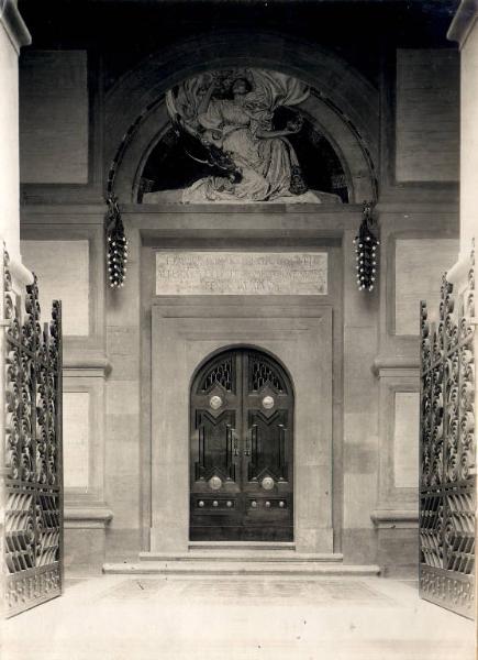 Veduta architettonica - padiglione espositivo dell'Italia all'Esposizione delle Arti Decorative - Parigi 1925 - facciata - particolare - portone d'ingresso