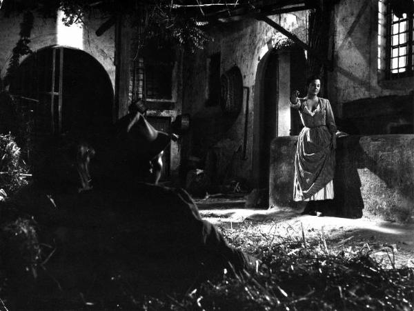 Scena del film "Il padrone sono me" - Regia Franco Brusati - 1955 - L'attrice Daniela Rocca e un attore non identificato nel fienile
