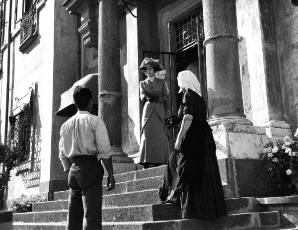 Scena del film "Il padrone sono me" - Regia Franco Brusati - 1955 - L'attrice Myriam Bru davanti a un portone