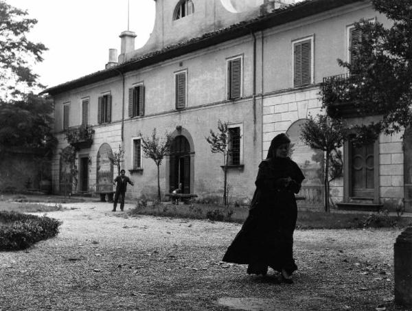Scena del film "Il padrone sono me" - Regia Franco Brusati - 1955 - L'attrice Andreina Pagnani in nero