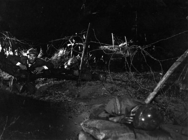 Scena del film "Il padrone sono me" - Regia Franco Brusati - 1955 - Jacques Chabassol e un attore non identificato in divisa militare in guerra di notte