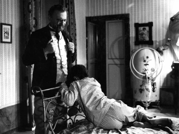 Scena del film "Il padrone sono me" - Regia Franco Brusati - 1955 - L'attore Pierre Bertin e un bambino su un letto