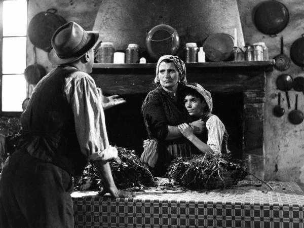 Scena del film "Il padrone sono me" - Regia Franco Brusati - 1955 - L'attore Paolo Stoppa, una contadina e un bambino abbracciato a lei