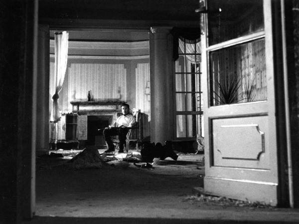 Scena del film "Il padrone sono me" - Regia Franco Brusati - 1955 - L'attore Paolo Stoppa in una stanza vuota