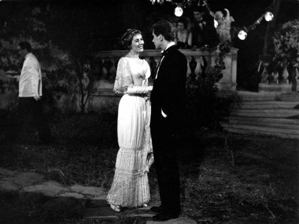 Scena del film "Il padrone sono me" - Regia Franco Brusati - 1955 - Gli attori Jacques Chabassol e Myriam Bru in abito da sera a una festa