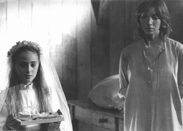 Scena del film "Dimenticare Venezia" - Regia Franco Brusati - 1978 - L'attrice Mariangela Melato e una bambina in abito da comunione