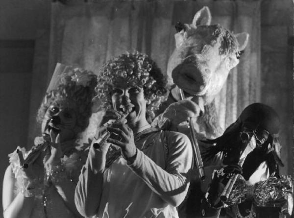 Scena del film "Dimenticare Venezia" - Regia Franco Brusati - 1978 - Quattro attori non identificati in maschera suonano il flauto